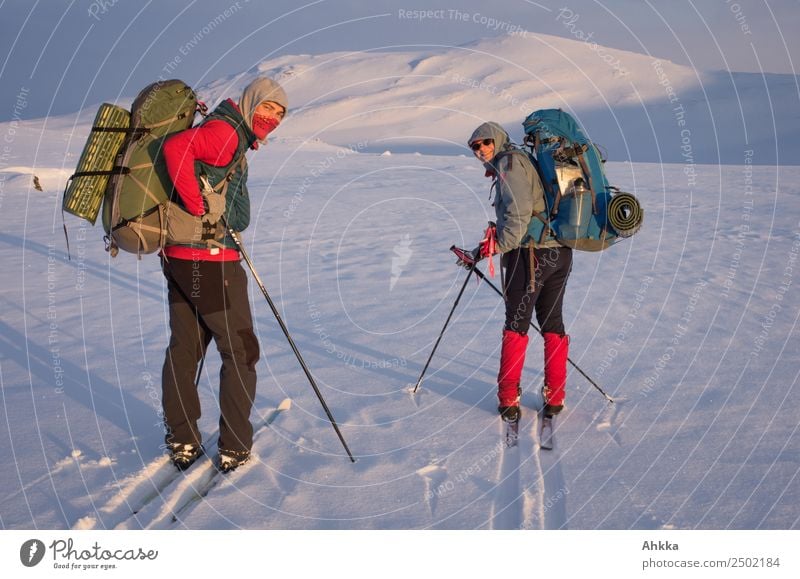 Bye bye Photocase Skifahren Schnee kalt Mut vorwärts zurück blicken Abenddämmerung Gepäck unberührt Selbstständigkeit