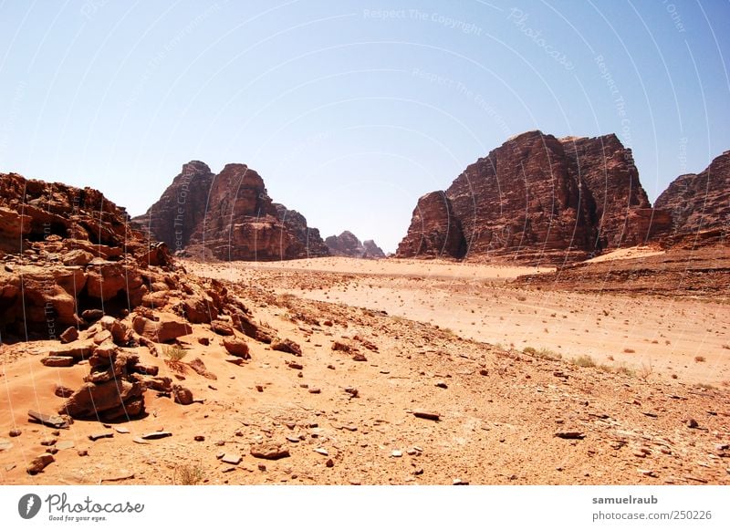 Wüstes Land Abenteuer Ferne Freiheit Landschaft Erde Dürre Armut trist trocken braun rot Farbfoto Außenaufnahme Textfreiraum oben Tag Licht Schatten Kontrast