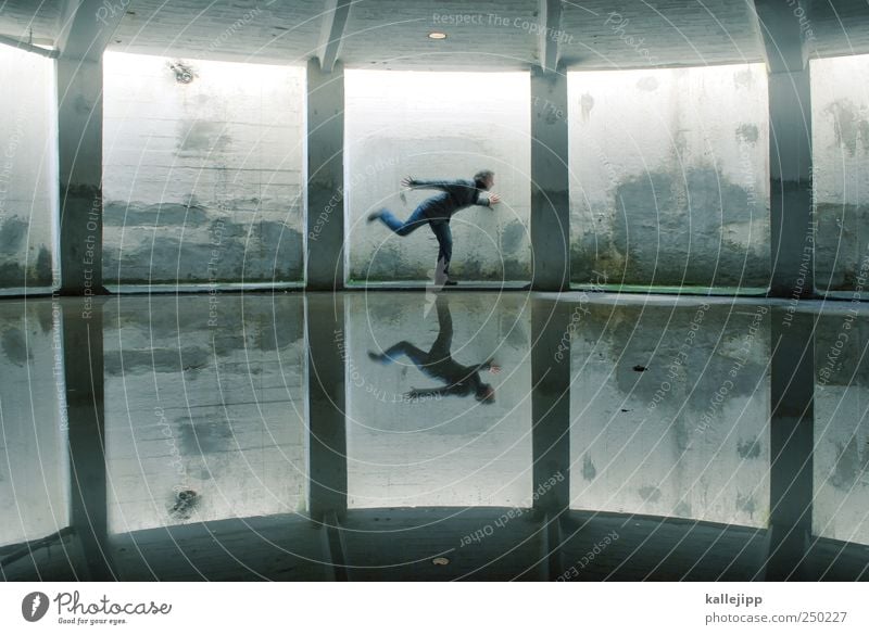 rundgang Mensch maskulin Mann Erwachsene 1 Mauer Wand rennen Keller Säule Wasser Pfütze Spaziergang Skulptur Farbfoto Gedeckte Farben Innenaufnahme Licht