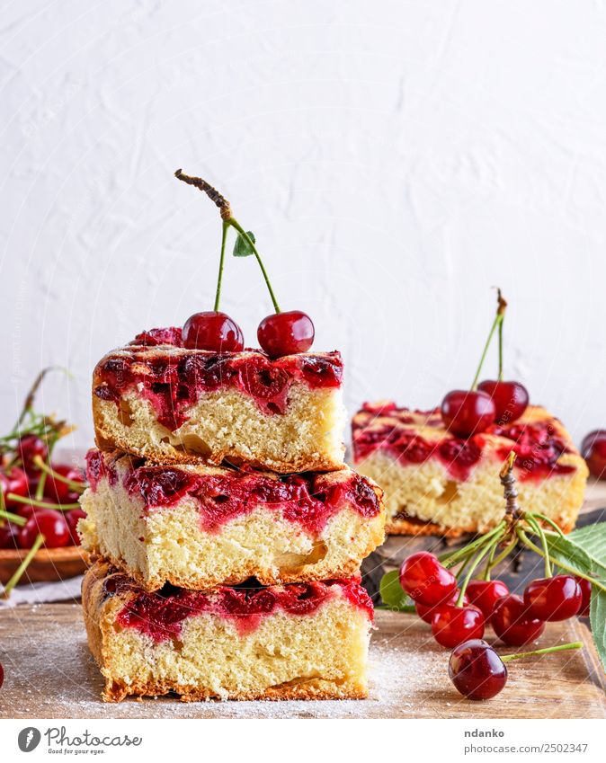 Kuchenscheiben mit Kirschen Frucht Dessert Süßwaren Holz frisch lecker braun rot Pasteten Scheibe Rührkuchen gebastelt Lebensmittel süß geschmackvoll Backwaren