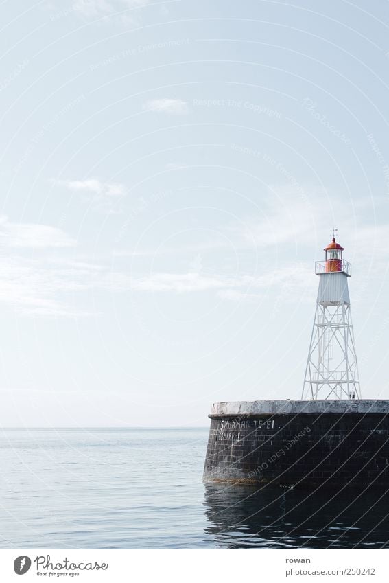 wegweiser Wellen Küste Meer blau Leuchtturm leuchten Wegweiser rot Signal Hafen Anlegestelle Schifffahrt ruhig Glätte Hinweis führen Farbfoto Außenaufnahme