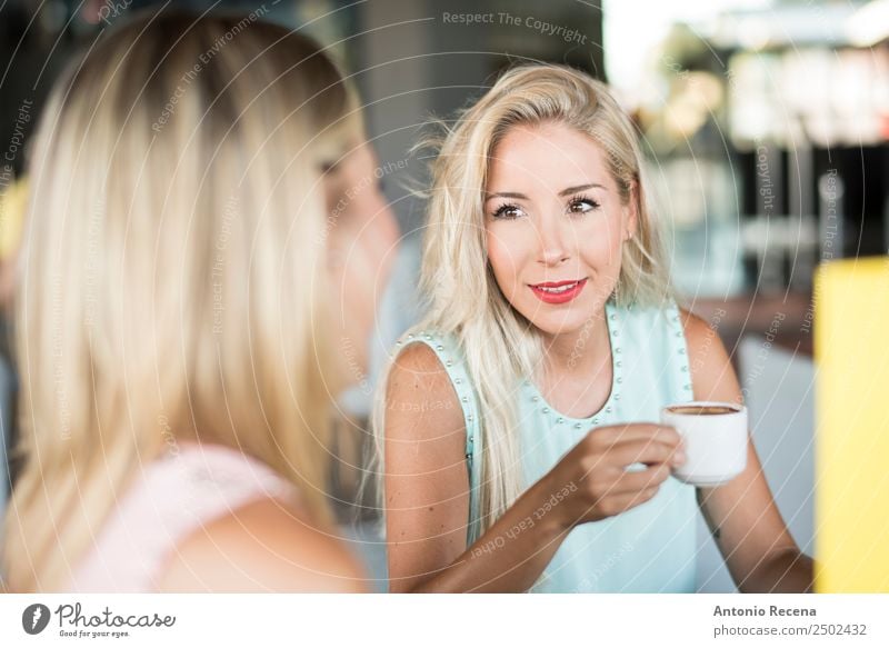 Geschwister Kaffee Getränk trinken Lifestyle sprechen Mensch Frau Erwachsene Schwester Freundschaft 18-30 Jahre Jugendliche Terrasse Mode Erotik Bar Menschen