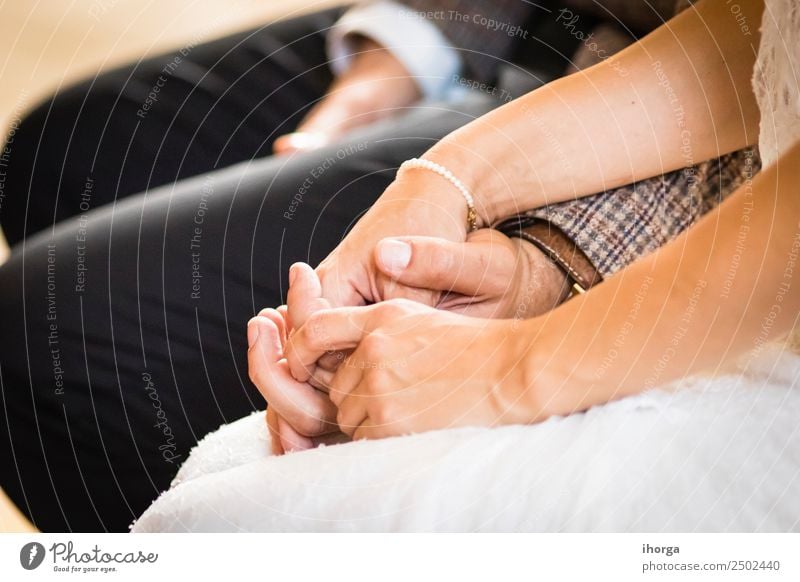 Hände verschlungenes Hochzeitspaar am Hochzeitstag schön Feste & Feiern Junge Frau Jugendliche Junger Mann Erwachsene Paar Hand Liebe Fröhlichkeit Zusammensein