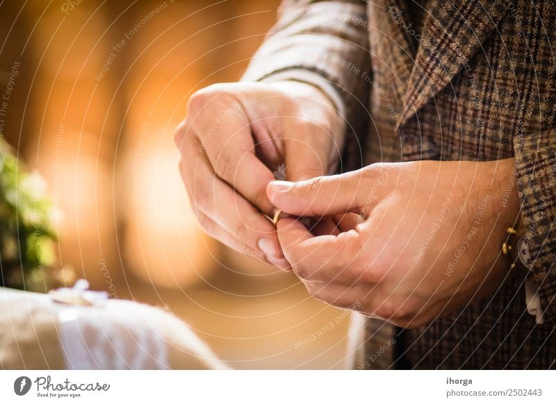 Ehering für das Brautpaar am Hochzeitstag schön Feste & Feiern Junge Frau Jugendliche Junger Mann Erwachsene Paar Hand Ring Liebe Fröhlichkeit Zusammensein weiß