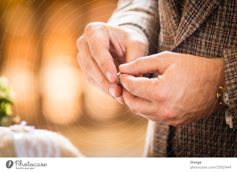 Ehering für das Brautpaar am Hochzeitstag schön Feste & Feiern Junge Frau Jugendliche Junger Mann Erwachsene Paar Hand Ring Liebe Fröhlichkeit Zusammensein weiß