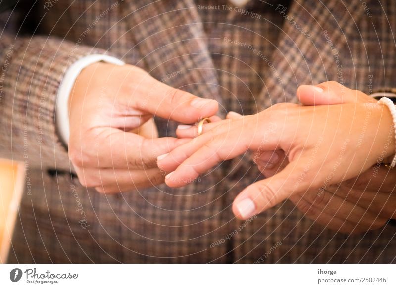 Ehering für das Brautpaar am Hochzeitstag schön Feste & Feiern Junge Frau Jugendliche Junger Mann Erwachsene Paar Hand Ring Liebe Fröhlichkeit Zusammensein weiß