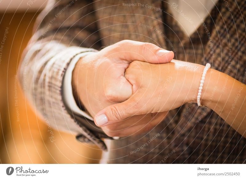 Hände verschlungenes Hochzeitspaar am Hochzeitstag schön Feste & Feiern Junge Frau Jugendliche Junger Mann Erwachsene Paar Hand Liebe Fröhlichkeit Zusammensein