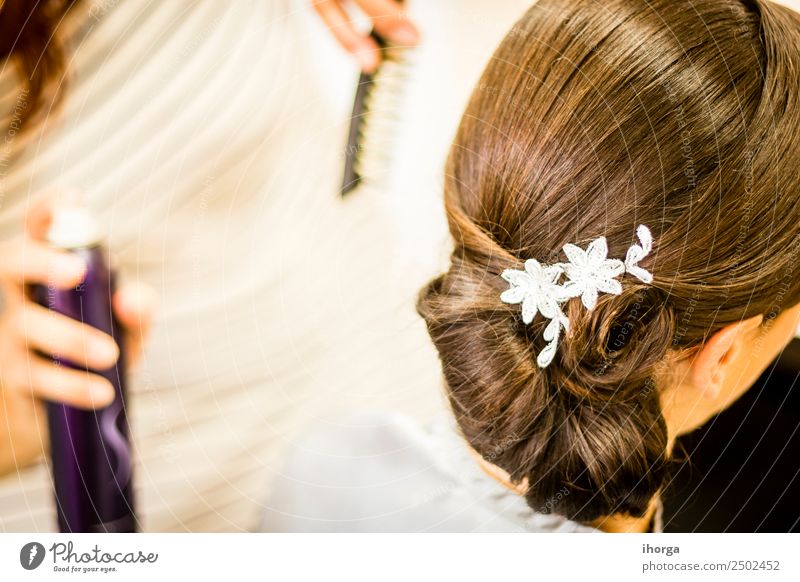 Hochzeitsfrisur für die Braut bis zum Hochzeitstag schön Haare & Frisuren Feste & Feiern Junger Mann Jugendliche Frau Erwachsene Kleid Liebe Fröhlichkeit weiß