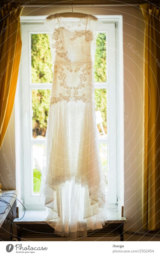 Hochzeitskleid Hochzeitstag elegant Stil schön Feste & Feiern Mensch Junge Frau Jugendliche Erwachsene Kleid Liebe Fröhlichkeit weiß Romantik Beautyfotografie