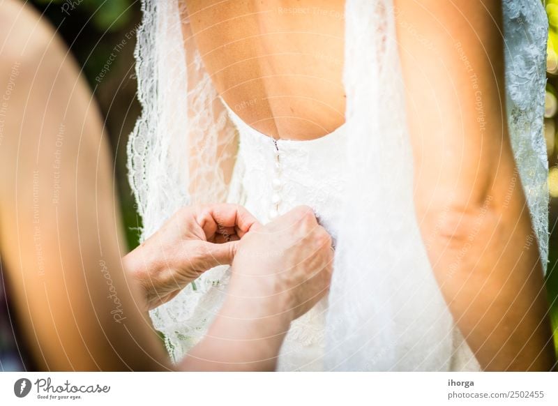 Hochzeitskleid Hochzeitstag elegant Stil schön Feste & Feiern Mensch Junge Frau Jugendliche Erwachsene Hand Kleid Liebe Fröhlichkeit weiß Romantik