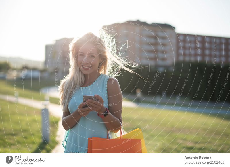 Schöne Frau, die wie ein Smartphone aussieht. kaufen Telefon Technik & Technologie Internet Mensch Junger Mann Jugendliche Erwachsene 1 18-30 Jahre Park