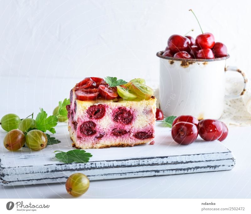 Käsekuchen mit Kirschbeeren Frucht Kuchen Dessert Süßwaren Tasse Tisch Essen frisch lecker oben rot weiß Stachelbeeren Kirsche Brotbelag Scheibe Hintergrund