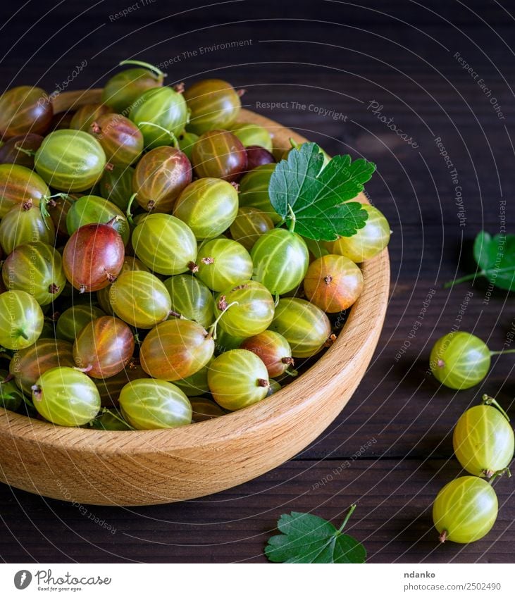 grüne Stachelbeeren Frucht Vegetarische Ernährung Teller Schalen & Schüsseln Tisch Blatt Holz Essen frisch natürlich oben saftig gelb schwarz Ernte Hintergrund