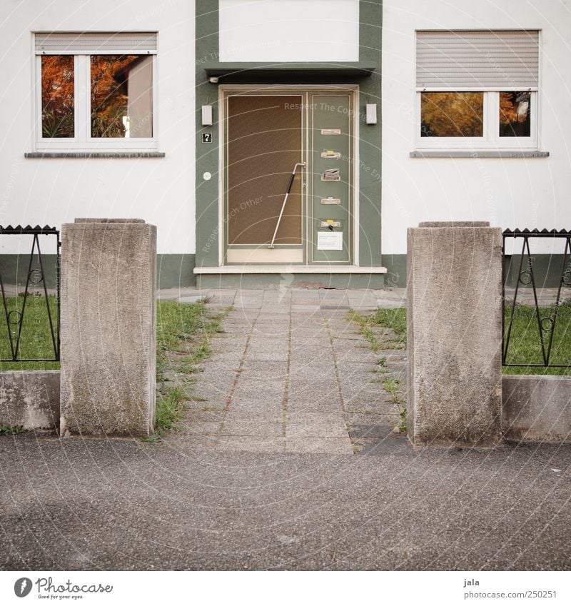 eingang Haus Bauwerk Gebäude Mauer Wand Fassade Fenster Tür Wege & Pfade trist grau grün weiß Farbfoto Außenaufnahme Menschenleer Tag Eingangstür Rollladen