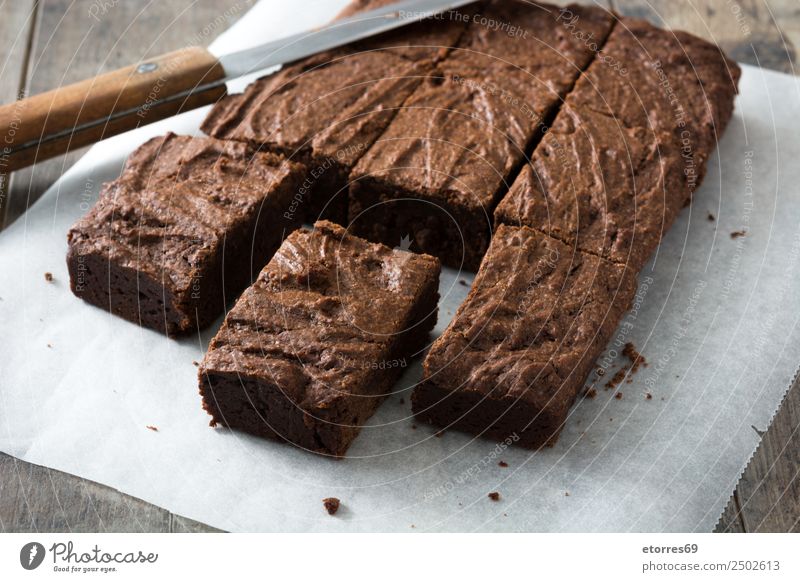 Schokoladenbrownie-Stücke auf Holzuntergrund braun Konfekt süß Dessert Backwaren Kuchen Nut Walnüsse Lebensmittel Foodfotografie Snack lecker backen