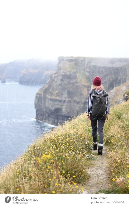 Cliffs of Moher, Frau, wandern Ferien & Urlaub & Reisen Tourismus Sightseeing Erwachsene 1 Mensch 18-30 Jahre Jugendliche Natur Landschaft Felsen Rucksack