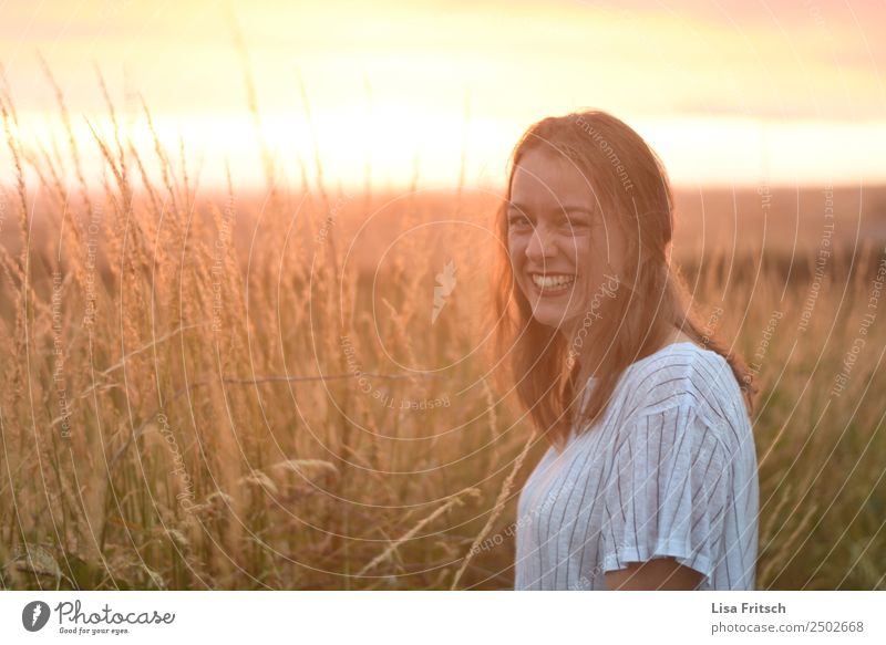 lachende, blonde Frau, Sonnenuntergang, Feld Ferien & Urlaub & Reisen Tourismus Junge Frau Jugendliche 1 Mensch 18-30 Jahre Erwachsene Umwelt Natur Landschaft