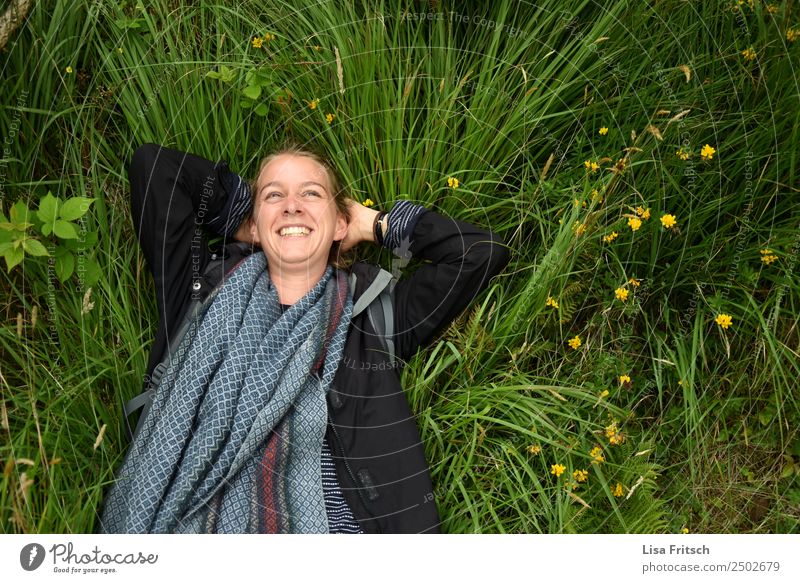 Natur, Gras, Frau lachend in einer Wiese Ferien & Urlaub & Reisen Tourismus Junge Frau Jugendliche 1 Mensch 18-30 Jahre Erwachsene Umwelt Blume Schal blond