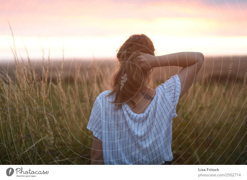 SONNENUNTERGANG - HAND IM HAAR schön Ferien & Urlaub & Reisen Frau Erwachsene 1 Mensch 18-30 Jahre Jugendliche Natur Sonnenaufgang Sonnenuntergang