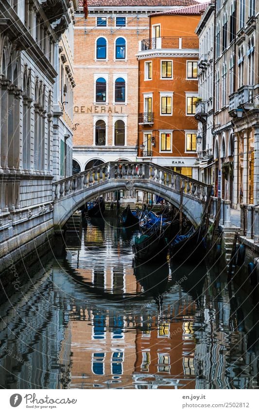 Gondelschlafplatz Ferien & Urlaub & Reisen Sightseeing Städtereise Sommerurlaub Venedig Italien Europa Stadt Stadtzentrum Altstadt Menschenleer Haus Brücke