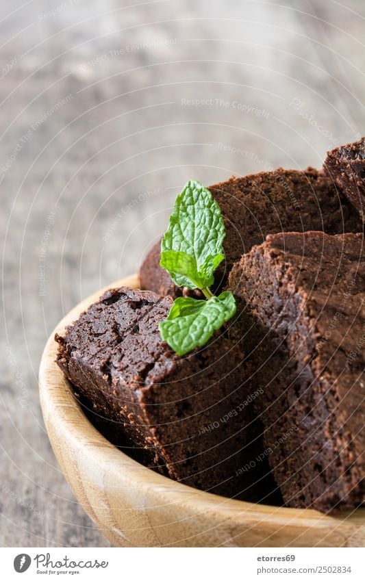 Schokoladenbrownie-Stücke auf Holzuntergrund braun Konfekt süß Bonbon Süßwaren Dessert Backwaren Kuchen Nuss Schraubenmutter Walnuss Lebensmittel