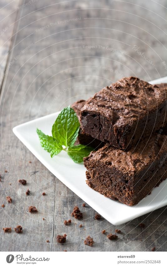 Schokoladenbrownie-Stücke auf Holz braun Konfekt süß Bonbon Dessert Backwaren Kuchen Nut Walnüsse Lebensmittel Gesunde Ernährung Foodfotografie Snack lecker