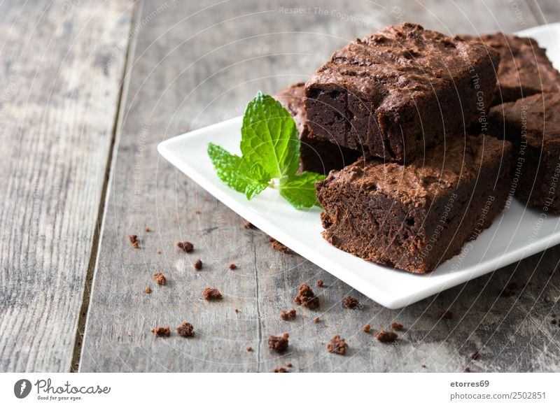 Schokoladenbrownie-Stücke auf Holzuntergrund braun Augenfalter Konfekt süß Dessert Backwaren Kuchen Nut Walnüsse Lebensmittel Foodfotografie Snack lecker backen