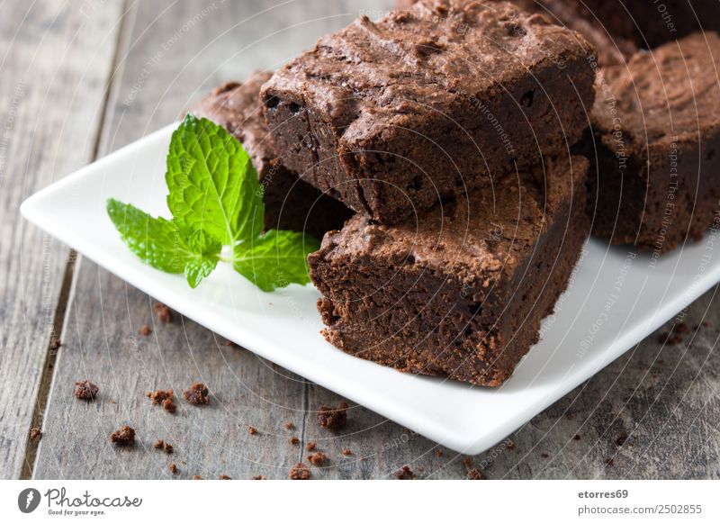 Schokoladenbrownie-Stücke auf Holz braun Konfekt süß Bonbon Dessert Backwaren Kuchen Nut Walnüsse Lebensmittel Foodfotografie Snack lecker backen geschmackvoll