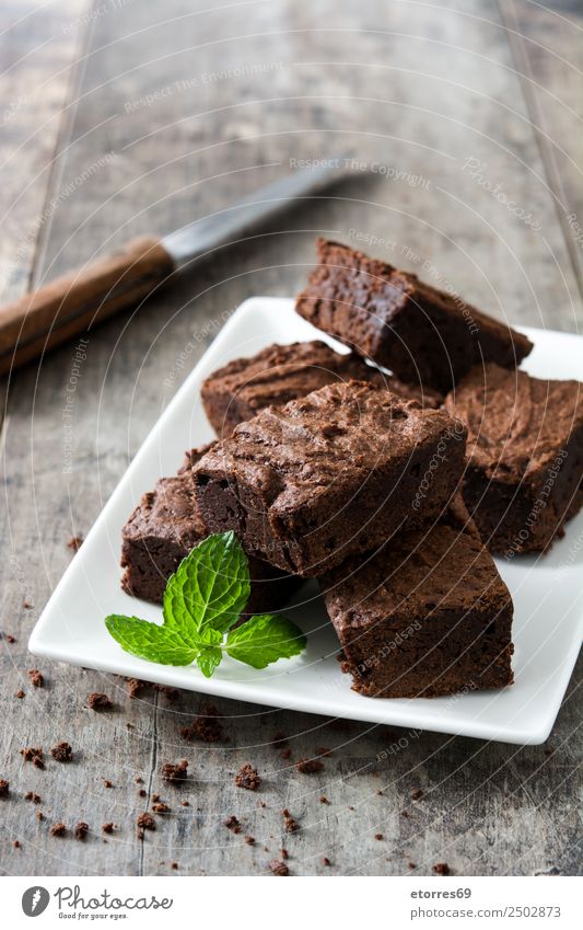 Schokoladenbrownie-Stücke auf Holz braun Konfekt süß Dessert Backwaren Kuchen Nut Walnüsse Lebensmittel Foodfotografie Snack lecker backen geschmackvoll