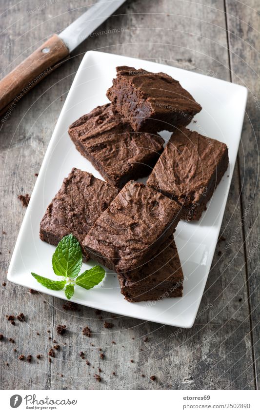 Schokoladenbrownie-Stücke auf Holz braun Konfekt süß Dessert Backwaren Kuchen Nut Walnüsse Lebensmittel Foodfotografie Snack lecker backen geschmackvoll