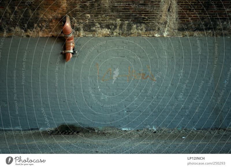 Graffiti freiraum Lüneburg Mauer Wand Fassade Backstein dreckig dunkel Ekel kalt trist Rohrleitung Abflussrohr Gully kaputt Trennung Schmiererei Farbfoto