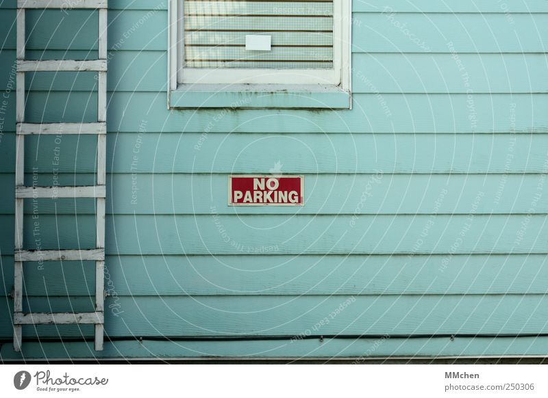 No Parking Haus Hütte Mauer Wand Fassade Verkehr Personenverkehr Straßenverkehr Autofahren Fahrzeug Holz Schilder & Markierungen Hinweisschild Warnschild blau