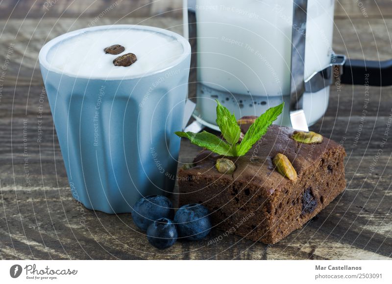 Brownie mit Früchten und einem Glas Kaffee Dessert Schokolade Essen Kaffeetrinken Heißgetränk Becher Restaurant ausgehen Holz füttern schreiben frisch lecker