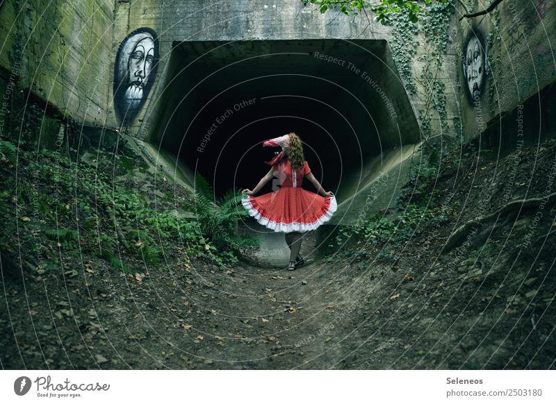 dance in the darfk Mensch Frau Kleid Monster Angst angsteinflösend Tunnel Außenaufnahme außergewöhnlich düster gruselig Halloween Maske Schatten Vorderansicht