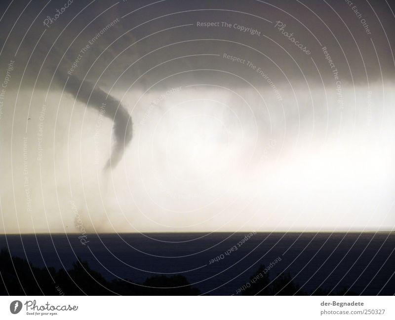 Wirbelsturm Umwelt Urelemente Himmel Wolken Gewitterwolken Horizont Klima Klimawandel Wetter schlechtes Wetter Unwetter Sturm Küste Meer Mittelmeer Angst