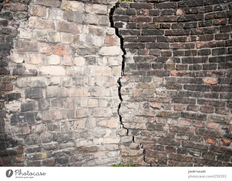 Mauer mit Riss alt dreckig kaputt lang trist Endzeitstimmung Wandel & Veränderung Bogen Bruchstelle vertikal Farbverlauf Zahn der Zeit Hintergrundbild