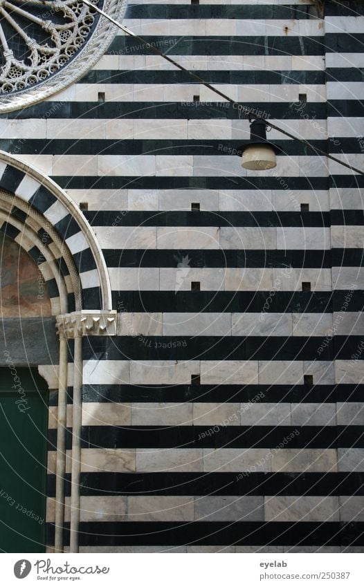 Sträfliches Glaubensgebäude Stadtzentrum Haus Kirche Dom Bauwerk Gebäude Architektur Mauer Wand Fassade Fenster Tür Sehenswürdigkeit alt historisch schwarz weiß