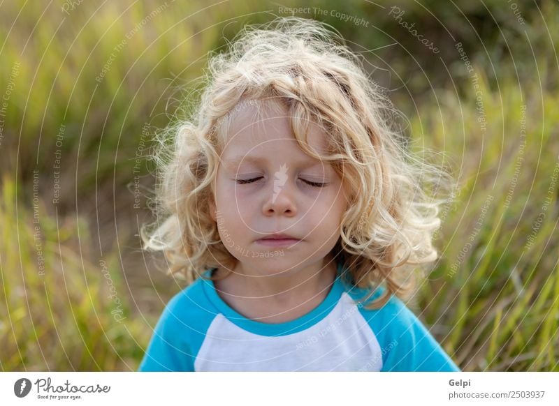 Kleinkind mit langen blonden Haaren Glück schön Gesicht Sommer Kind Mensch Baby Junge Mann Erwachsene Kindheit Umwelt Natur Pflanze Denken Lächeln klein lustig