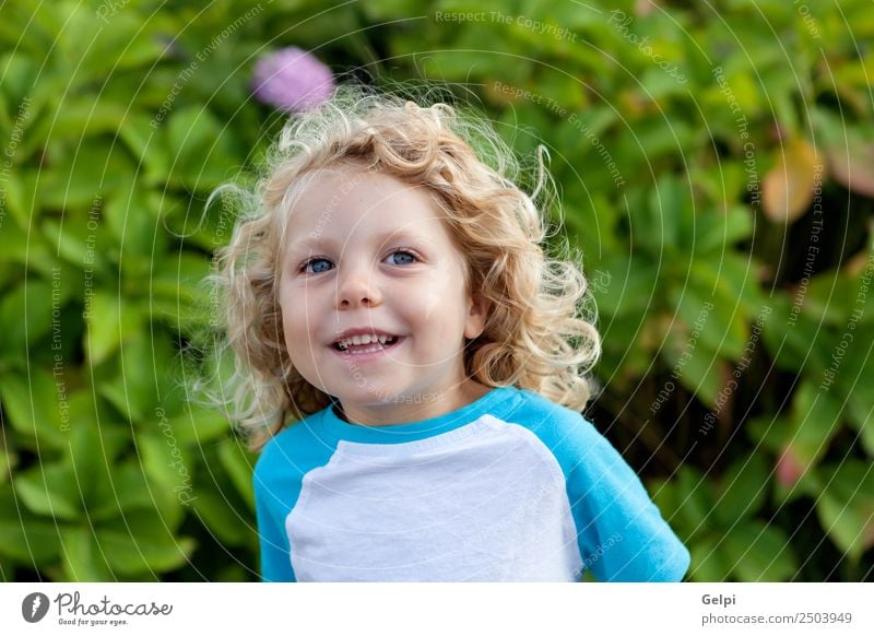 Kleinkind mit langen blonden Haaren Glück schön Gesicht Sommer Kind Mensch Baby Junge Mann Erwachsene Kindheit Umwelt Natur Pflanze Lächeln sitzen klein lustig