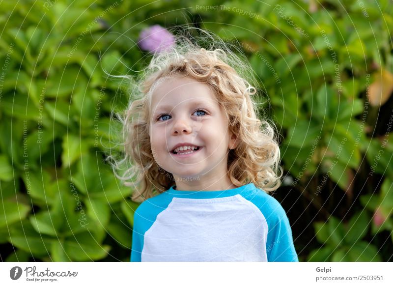 Kleinkind mit langen blonden Haaren Glück schön Gesicht Sommer Kind Mensch Baby Junge Mann Erwachsene Kindheit Umwelt Natur Pflanze Lächeln sitzen klein lustig