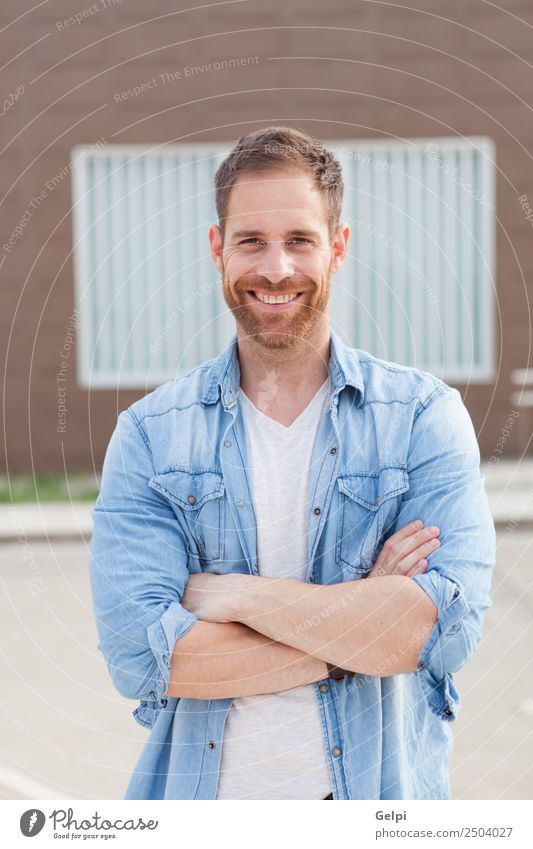 Lässiger Typ Lifestyle Stil Glück Haare & Frisuren Gesicht Erholung Sommer Mensch maskulin Junge Mann Erwachsene Natur Park Gebäude Straße Mode Hemd Jeanshose