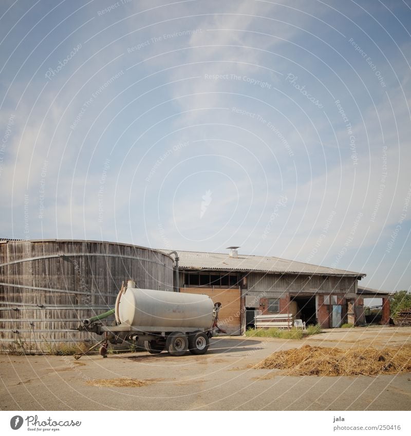 gülle in hülle und fülle Himmel Haus Industrieanlage Platz Bauwerk Gebäude natürlich Silo Güllewagen Bauernhof Farbfoto Außenaufnahme Menschenleer