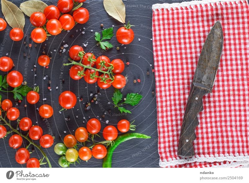 reife rote Kirschtomaten Gemüse Kräuter & Gewürze Ernährung Vegetarische Ernährung Diät Messer Küche Natur Holz Essen frisch klein natürlich oben saftig grün