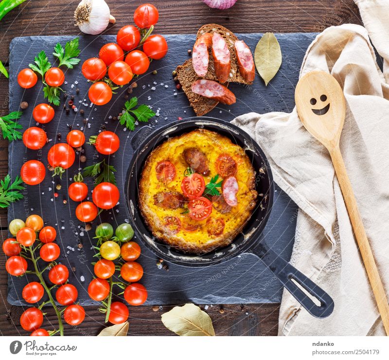 Omelett aus Hühnereiern Wurstwaren Gemüse Frühstück Mittagessen Abendessen Pfanne Löffel Tisch Essen frisch oben gelb grün schwarz Tradition Rührei Tomate Ei