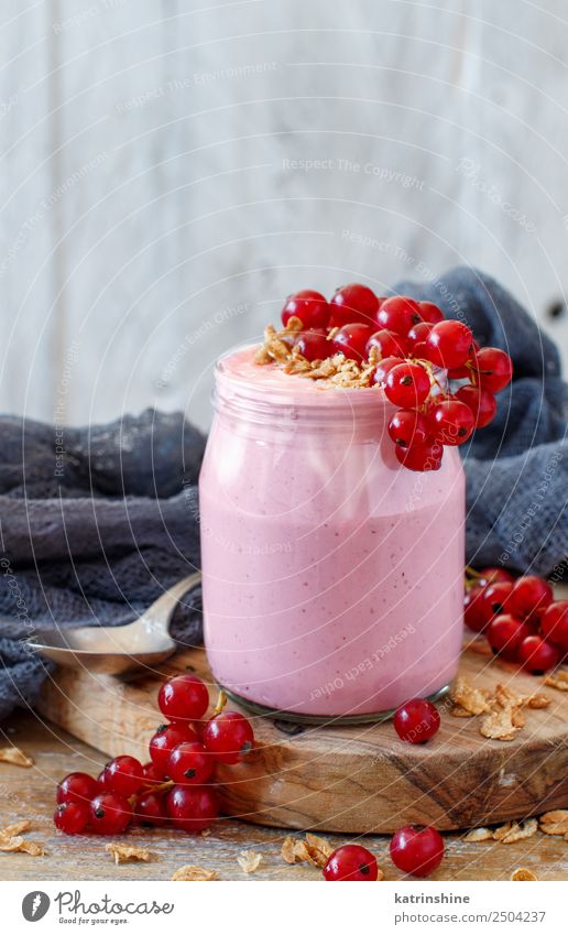 Rote Johannisbeeren und Joghurt im Glas Frucht Dessert Ernährung Frühstück Vegetarische Ernährung Diät Schalen & Schüsseln Löffel Sommer frisch hell weiß