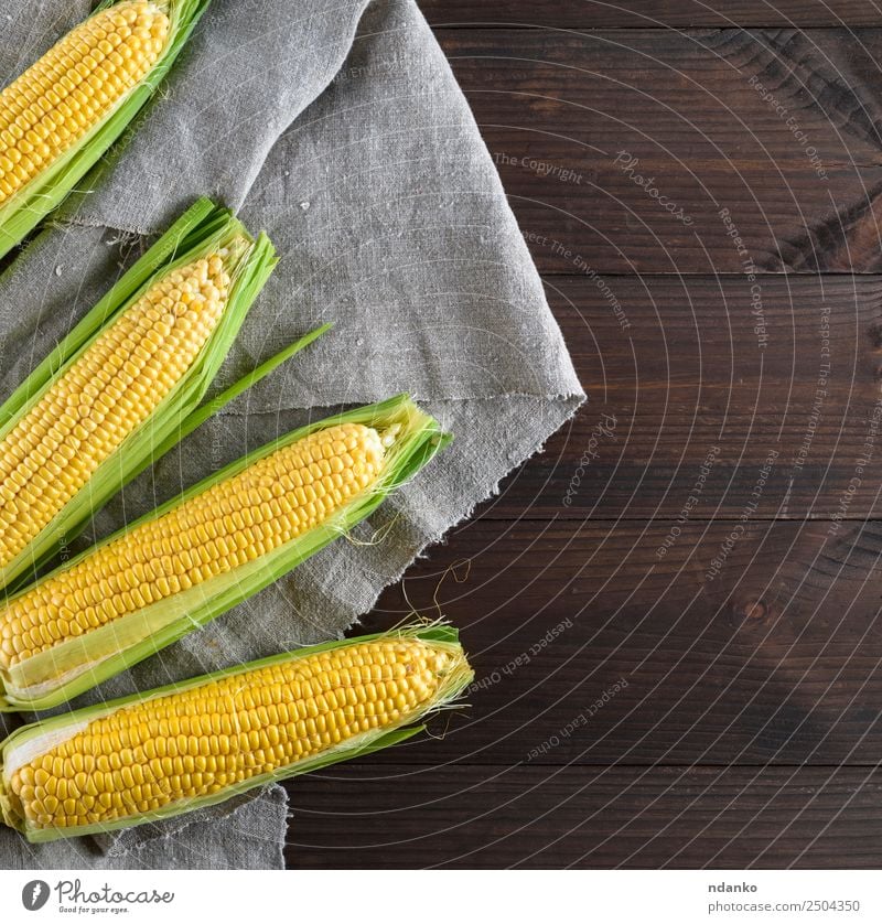 frische reife Maiskolben Lebensmittel Gemüse Ernährung Vegetarische Ernährung Tisch Natur Pflanze Blatt Holz Essen natürlich oben braun gelb gold grau Kolben