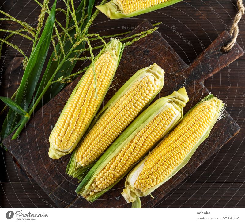 frische reife Maiskolben Gemüse Ernährung Vegetarische Ernährung Sommer Tisch Natur Blatt Holz alt Essen natürlich oben braun gelb grün Kolben Hintergrund