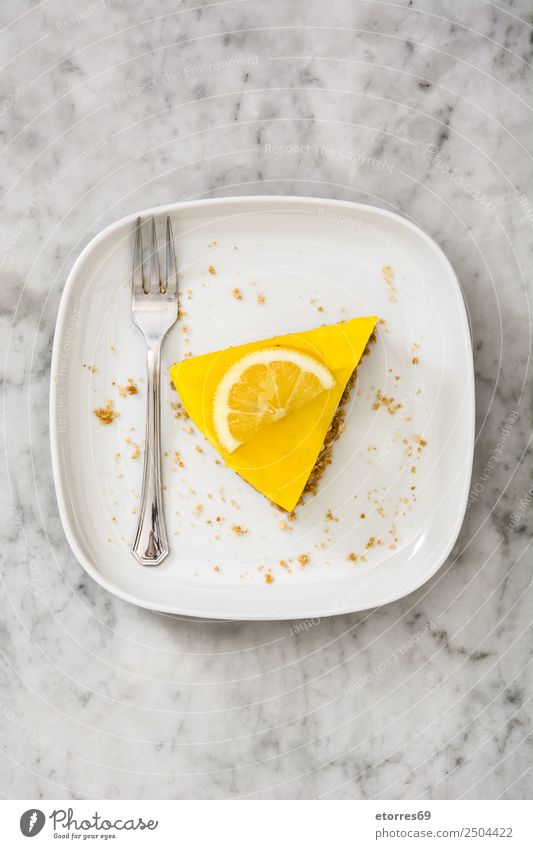 Zitronenkuchen auf weißem Marmor. Lebensmittel Gesunde Ernährung Foodfotografie Gemüse Frucht Backwaren Kuchen Dessert Süßwaren Bonbon Essen Kaffeetrinken