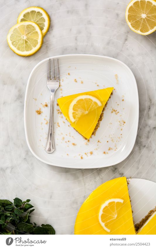 Zitronenkuchen auf weißem Marmor. Draufsicht Lebensmittel Frucht Kuchen Dessert Süßwaren Ernährung Teller Gabel gelb grün Pasteten süß Plätzchen Minze