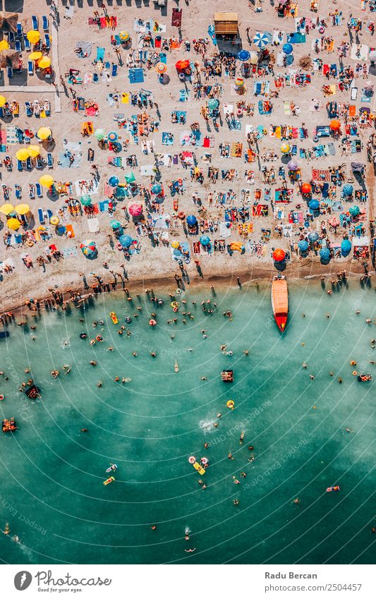 Luftballonaufnahme von Menschen, die Spaß und Entspannung am Costinesti-Strand in Rumänien am Schwarzen Meer haben. Fluggerät Aussicht Sand Hintergrundbild